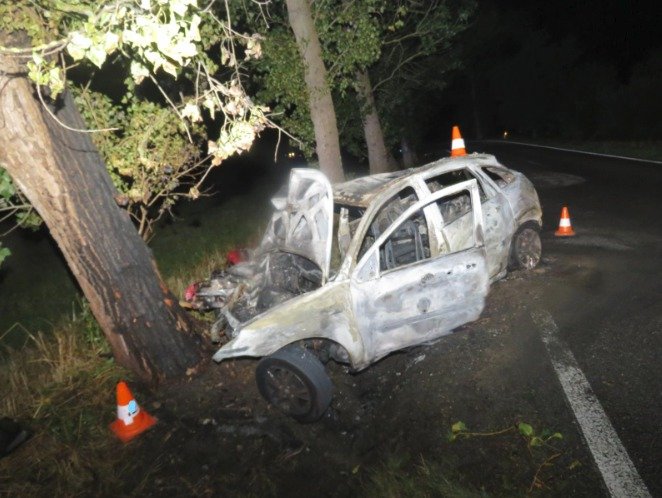 Vážná nehoda u Českých Budějovic. Mladík (19) boural do stromu, auto začalo krátce poté hořet.