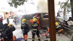 V Šanghaji vjelo auto do chodců, řada jich byla zraněna. (2. 2. 2018)