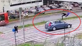 Šokující záběry: Řidič nedával pozor a v plné rychlosti srazil chodce na přechodu!