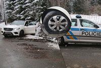 Cizinec (28) kradeným mercedesem najížděl do policistů! Na útěku ho dopadl pes Chucky