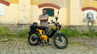 Osedlali jsme český moped pro moderní éru. Má šmrnc, super výbavu a dojezd až 75 km. Cenou se však nepodbízí Osedlali jsme český moped pro moderní éru. Má šmrnc, super výbavu a dojezd až 75 km. Cenou se však nepodbízí