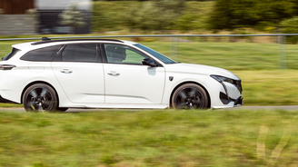 Video s Peugeotem 308: Víte, že elektrickou jízdu poznáte i zvenčí? A nejen díky bzučení Video s Peugeotem 308: Víte, že elektrickou jízdu poznáte i zvenčí? A nejen díky bzučení