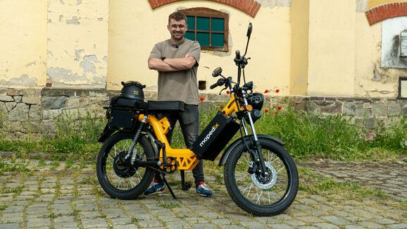 Osedlali jsme moderní moped z Česka. Má super výbavu, ale co cena?