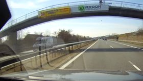 Neznámý pachatel málem skleněnou lahví trefil automobil jedoucí na dálnici. Řidič měl obrovské štěstí