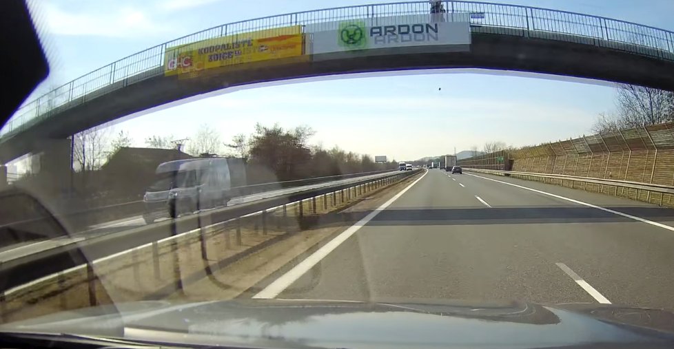 Neznámý pachatel málem skleněnou lahví trefil automobil jedoucí na dálnici. Řidič měl obrovské štěstí