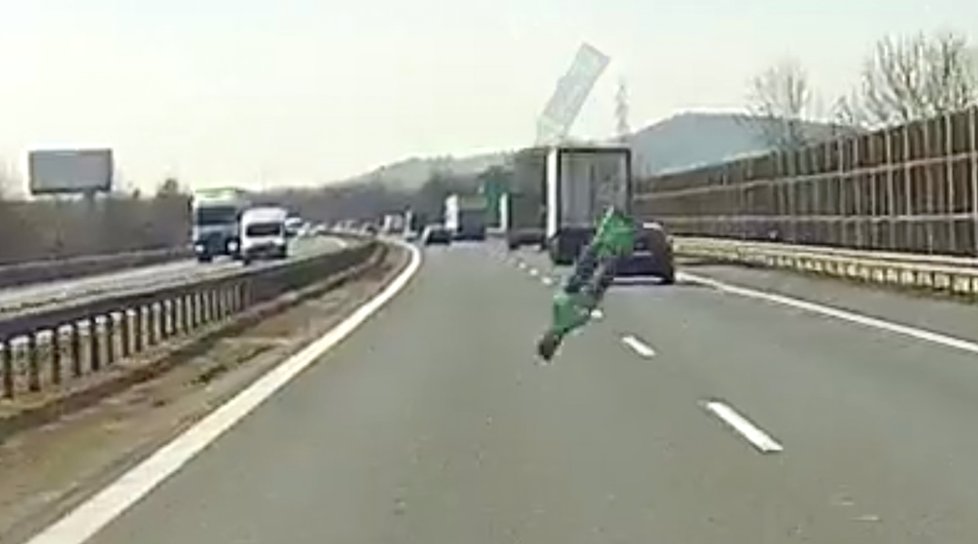 Neznámý pachatel málem skleněnou lahví trefil automobil jedoucí na dálnici. Řidič měl obrovské štěstí