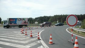 Auta sjíždějí na exitu u Bore u Tachova. Nájezd na dálnici směr Praha je uzavřený.
