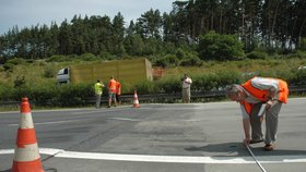 Největší odborník v Česku na betonové vozovky Jan Marusič z laboratoře Ředitelství silnic a dálnic zkoumá vlnu, která se na dálnici utvořila.