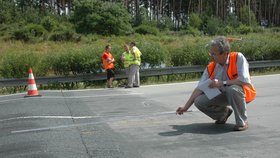 Největší odborník v Česku na betonové vozovky Jan Marusič z laboratoře Ředitelství silnic a dálnic zkoumá vlnu, která se na dálnici utvořila.