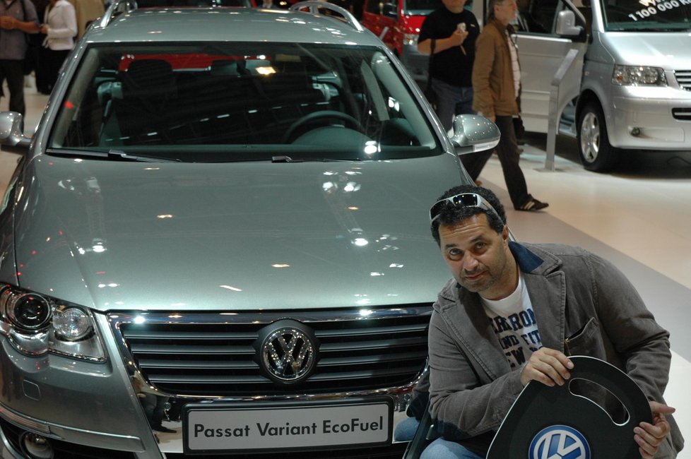 Autosalon 2009, Brno, výstaviště, herec Martin Dejdar dostal do užívání vůz VW Passat Variant EcoFuel, který jezdí na plyn CMG, Brno