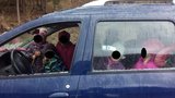 Takhle sváží ve Varech děti do školky: Sedm nepřipoutaných capartů v jednom autě!