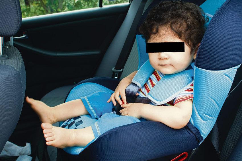 Dítě bylo v autě zavřené osm hodin (ilustrační foto).