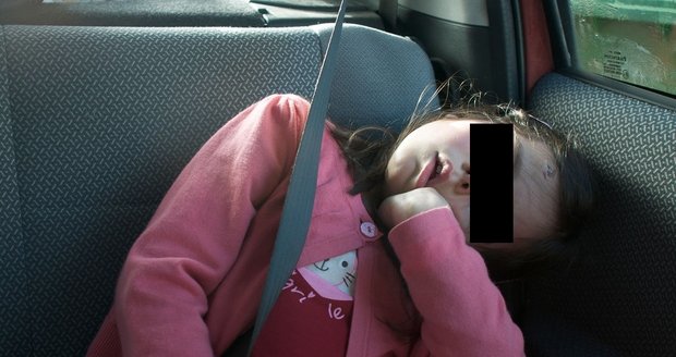 Matka nechala pětiletou dceru v autě a šla se zbylými dětmi na výlet. Holčička zemřela (ilustrační foto)