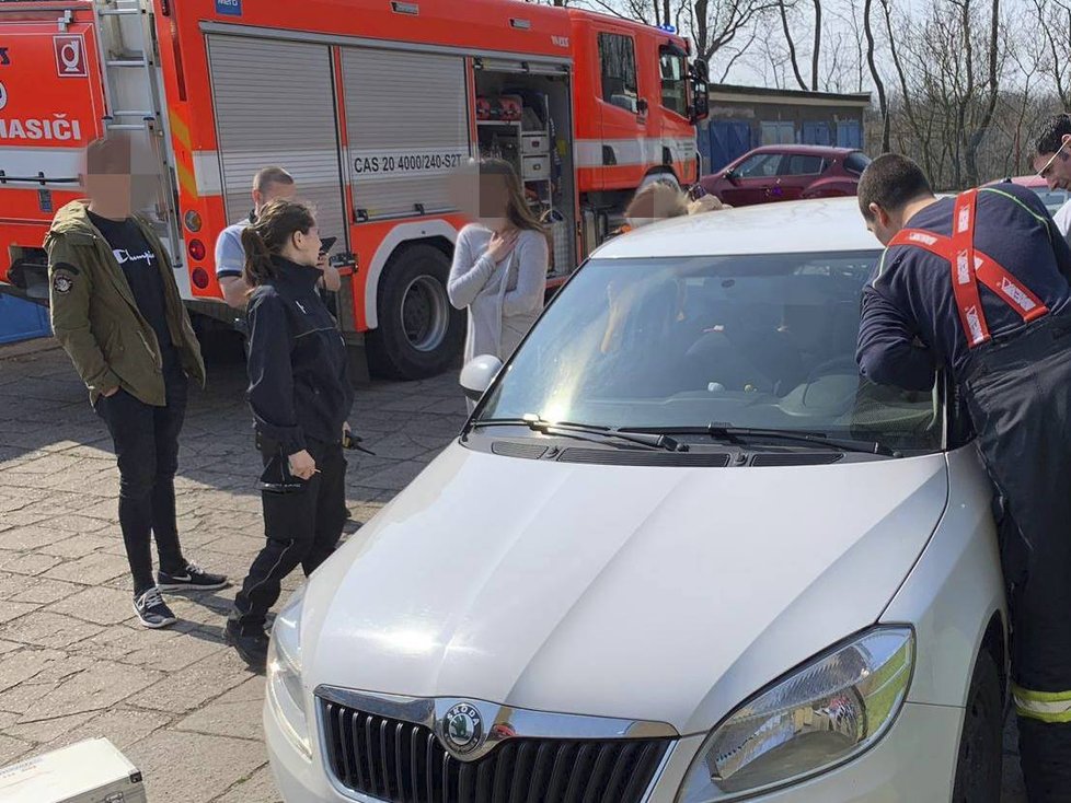 Stačila vteřina a dítě bylo zamčené v autě. Pomoct museli hasiči.