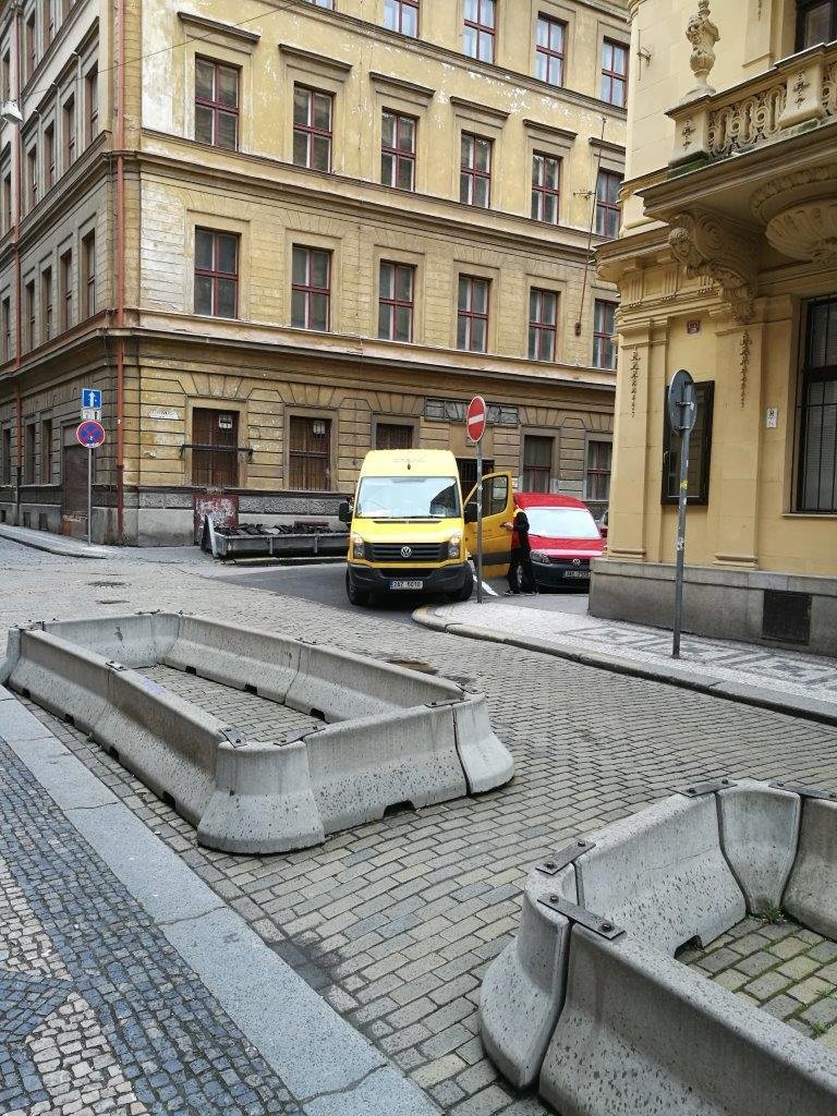 Doručovatelské společnosti v Praze mají každý den problémy s parkováním.