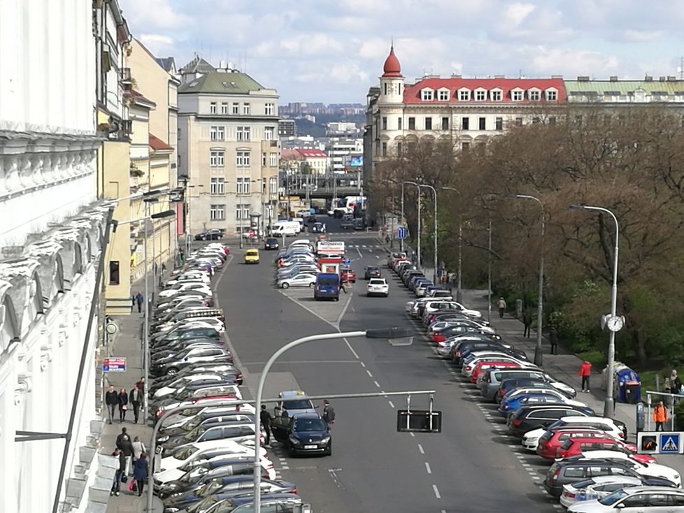 Doručovatelské společnosti v Praze mají každý den problémy s parkováním.