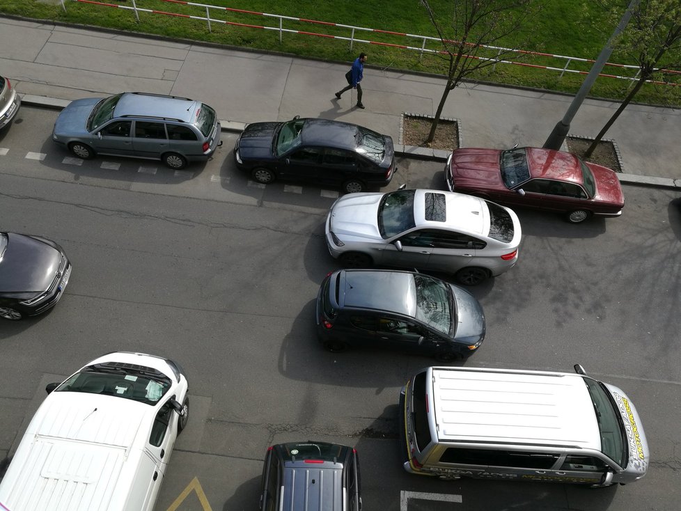 Občas dochází k situacím, kdy je doprava kvůli několika takto zaparkovaným autům beznadějná.
