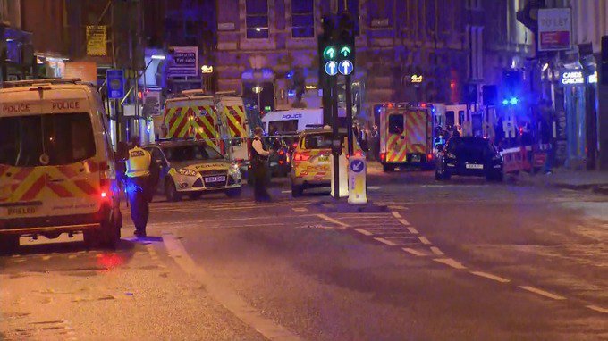 Teroristé v Londýně najeli dodávkou do lidí na mostě London Bridge, pak vystoupili a na lidi útočili dlouhými noži.