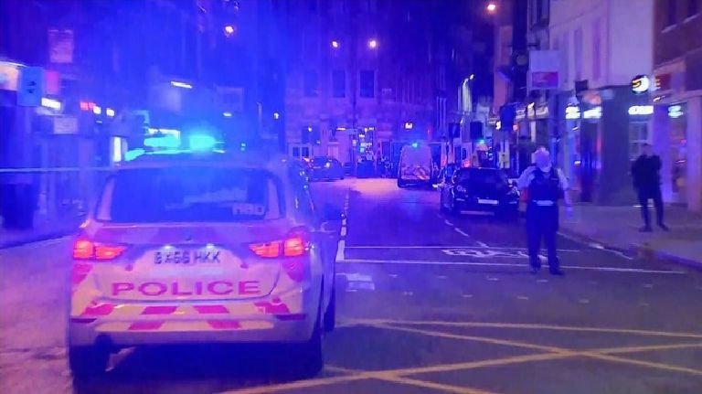 Teroristé v Londýně najeli dodávkou do lidí na mostě London Bridge, pak vystoupili a na lidi útočili dlouhými noži.