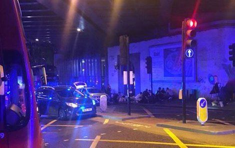 Dodávka vjela v Londýně do skupinky lidí: Na místě jsou zranění