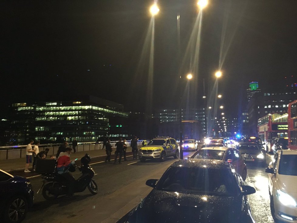 Teroristé v Londýně najeli dodávkou do lidí na mostě London Bridge, pak vystoupili a na lidi útočili dlouhými noži.