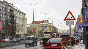 TÁHNI Vystupte z vozu, dejte tam neutrál, na přední část vozu upevněte tažné lano a tahejte a tahejte...