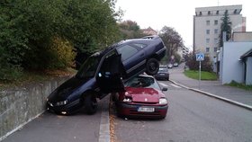 Stařík si spletl brzdu a plyn a parkoval na střeše jiného auta