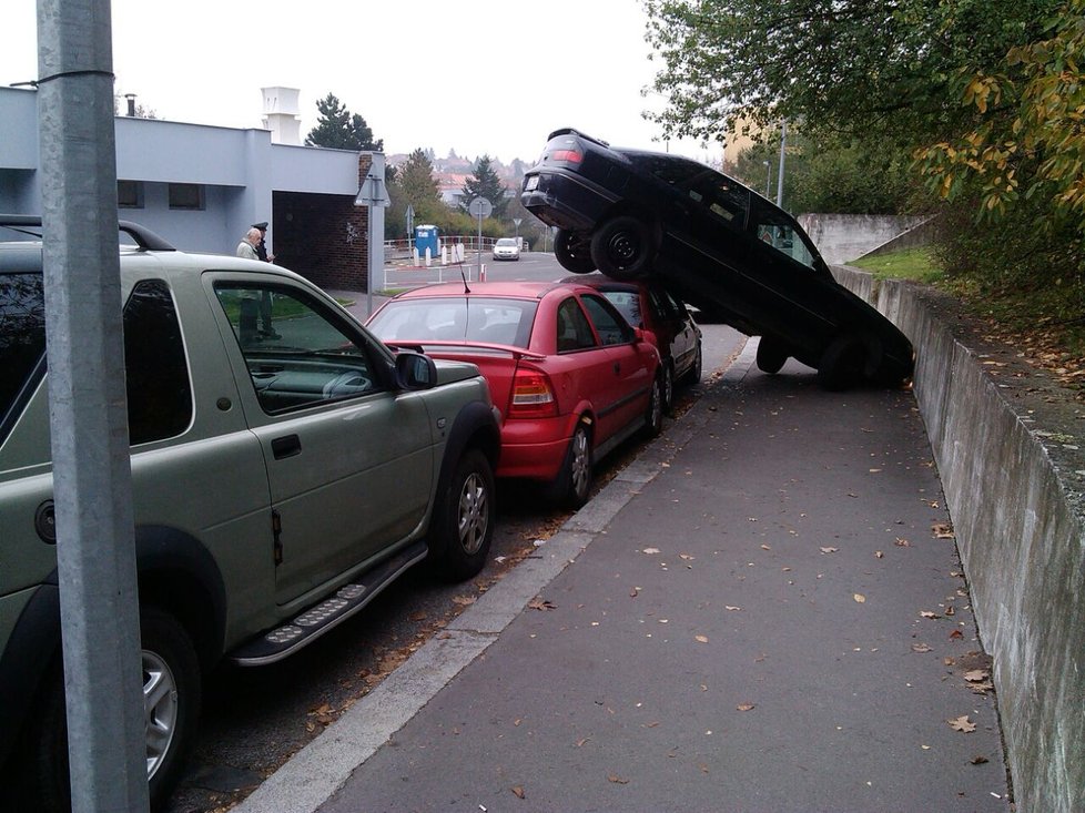 Stařík si spletl brzdu a plyn a parkoval na střeše jiného auta