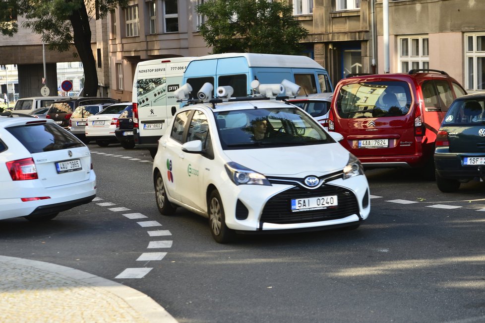 Kontrolní auto, které dodržování pravidel parkování v Praze řeší.