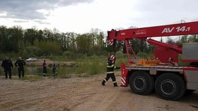 Hasičský zásah na Pardubicku. Požárníci lovili z rybníka automobil.