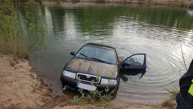 Hasičský zásah na Pardubicku. Požárníci lovili z rybníka automobil.