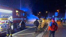 Horští záchranáři pomohli řidiči, kterému hořelo auto.