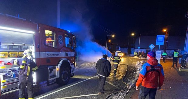 Horští záchranáři pomohli řidiči, kterému hořelo auto.