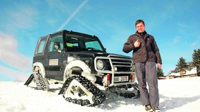 Petr Pašek nemá s letošním přídělem sněhu problém. "Pásovec" ho doveze po horách, kam chce. Vůz s pásy se udrží na třímetrové vrstvě sněhu a nezapadá tak jako skútr.