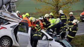 Osobní auto se u Hostivice srazilo s náklaďákem.