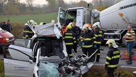 Osobní auto se u Hostivice srazilo s náklaďákem.