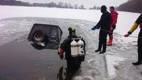 Utopil džíp: Řidič na Královéhradecku si myslel, že přejede jezero