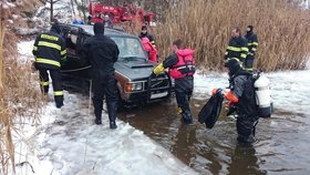 Utopil džíp: Řidič na Královéhradecku si myslel, že přejede jezero