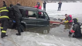 Utopil džíp: Řidič na Královéhradecku si myslel, že přejede jezero