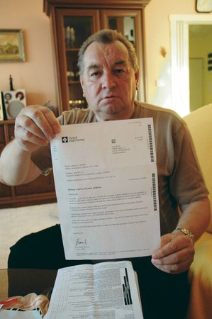 Josef Kočí s dopisem z pojišťovny, která žádá potřebné doklady ze servisu, které ale důchodce nemá.