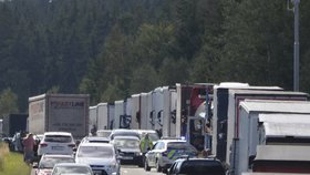 Od ledna 2020 se rozšíří zákaz předjíždění pro kamiony nad 12 tun. Trvale bude platit celkem na 145 kilometrech dálnic. (ilustrační foto)