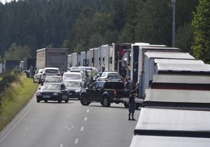 Od ledna 2020 se rozšíří zákaz předjíždění pro kamiony nad 12 tun. Trvale bude platit celkem na 145 kilometrech dálnic. (ilustrační foto)