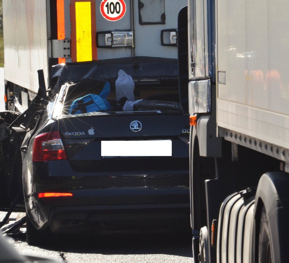 Auto na D5 narazilo do kamionu, jeden člověk zemřel.