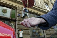 Novinka v Plzni: Můžete se povozit červenou Karkulkou! Půjčování aut doplní městskou dopravu