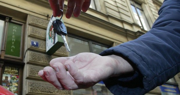 Zprostředkovatel si nechal klíčky od auta a novému majiteli s ním ujel. Ilustrační foto.