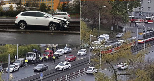 Nehoda zablokovala tramvajovou dopravu na Olšanské: Řidič skončil mezi kolejemi, zdemoloval si auto 