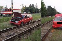 Auto po nehodě u přejezdu blokovalo koleje. Hasiči zasáhli včas