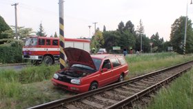 Osobní auto po nehodě v Bystřici blokovalo koleje