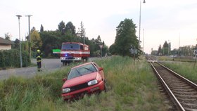 Osobní auto po nehodě v Bystřici blokovalo koleje