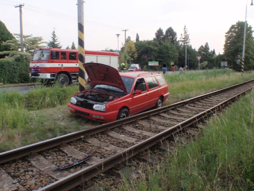 Osobní auto po nehodě v Bystřici blokovalo koleje.